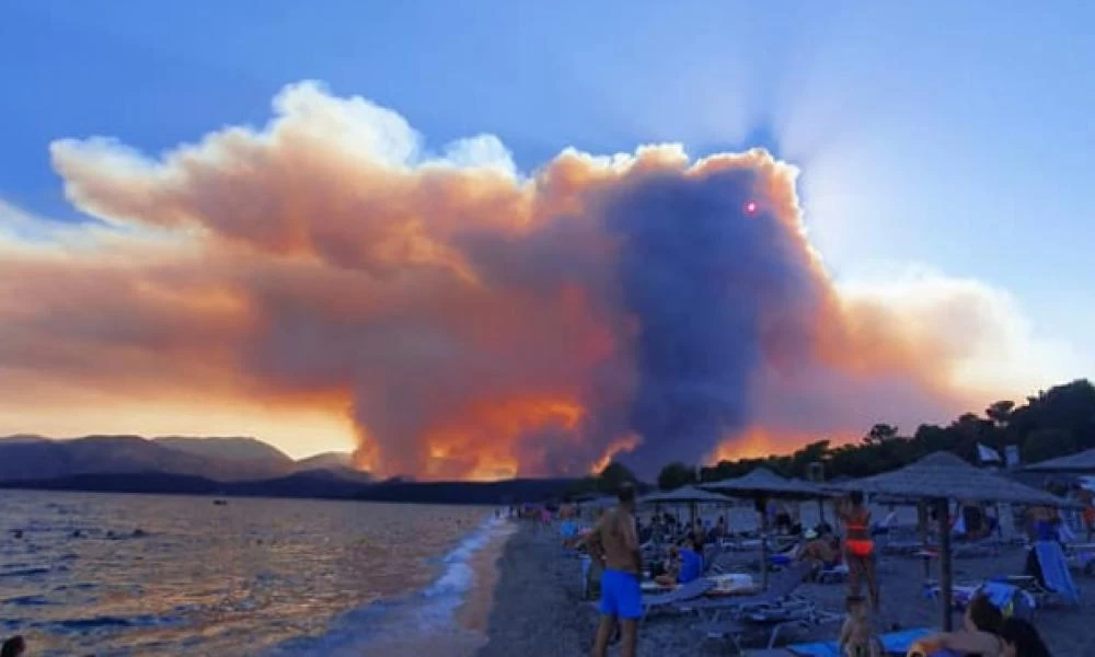 Λακωνία: Ανεξέλεγκτη η φωτιά στη Μάνη - Ορατά από το διάστημα τα πύρινα μέτωπα